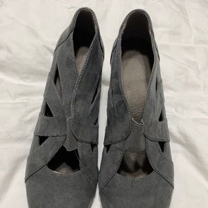 Grey shoes  size 6.5 lechero